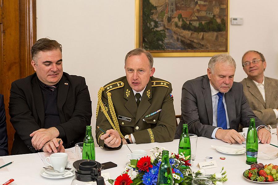 The USA ambassador to the Czech Republic Andrew H. Schapiro and the commander of US forces in Europe, Gen. Frederick B. Hodges in Český Krumlov, 8.5.2015