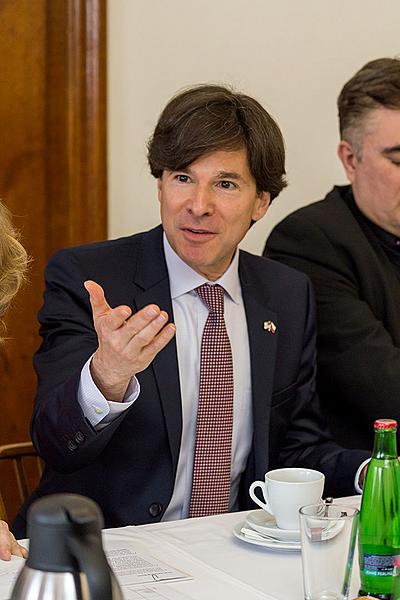 The USA ambassador to the Czech Republic Andrew H. Schapiro and the commander of US forces in Europe, Gen. Frederick B. Hodges in Český Krumlov, 8.5.2015