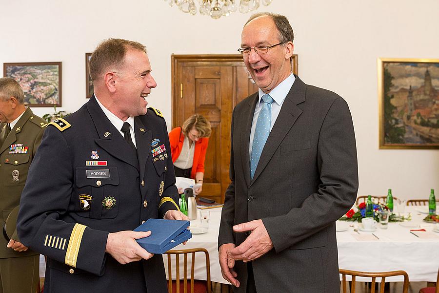 The USA ambassador to the Czech Republic Andrew H. Schapiro and the commander of US forces in Europe, Gen. Frederick B. Hodges in Český Krumlov, 8.5.2015