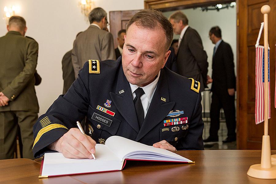 J. E. velvyslanec USA v ČR Andrew H. Schapiro a velitel amerických sil v Evropě generálporučík Frederick B. Hodges v Českém Krumlově, 8.5.2015