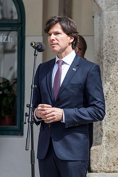 Ceremonial unveiling of a memorial plaque, townsquare Svornosti Český Krumlov, 8.5.2015