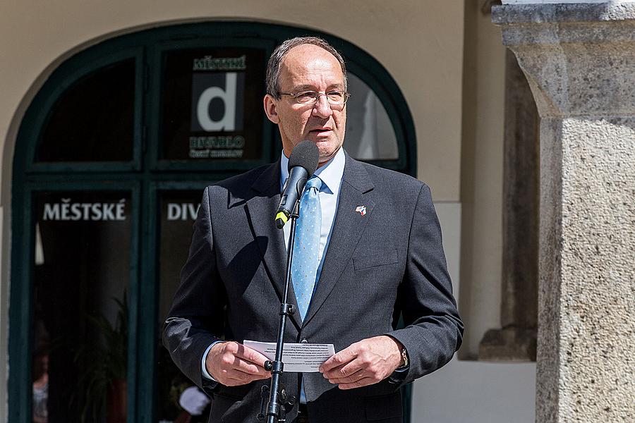 Ceremonial unveiling of a memorial plaque, townsquare Svornosti Český Krumlov, 8.5.2015