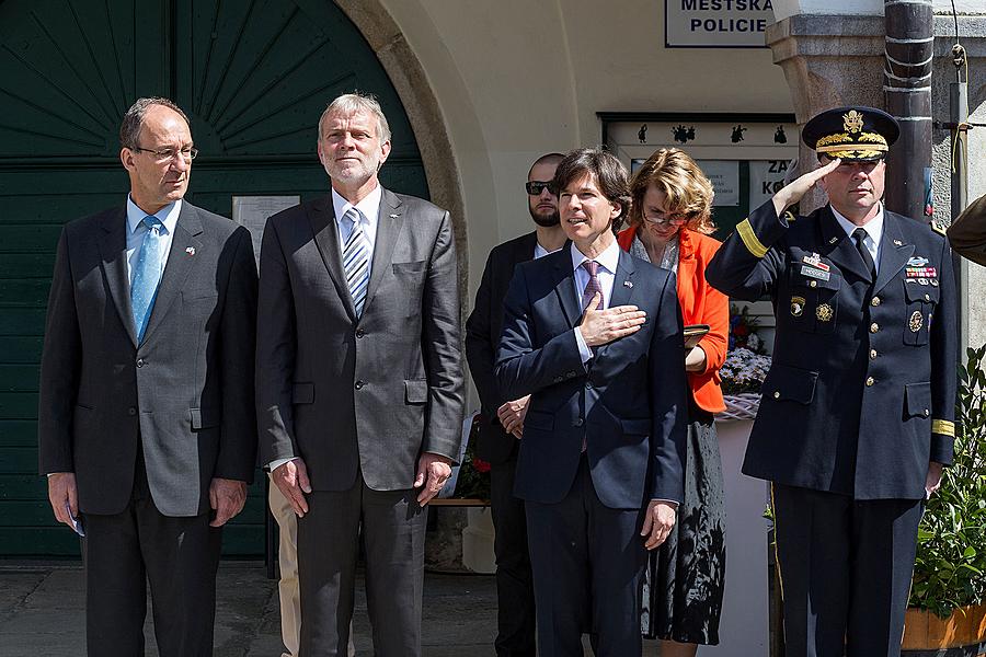 Ceremonial unveiling of a memorial plaque, townsquare Svornosti Český Krumlov, 8.5.2015