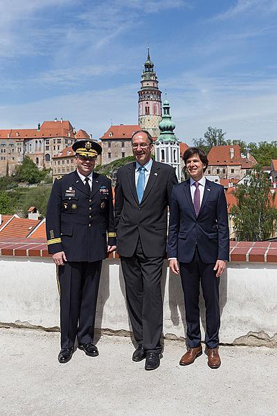 The USA ambassador to the Czech Republic Andrew H. Schapiro and the commander of US forces in Europe, Gen. Frederick B. Hodges in Český Krumlov, 8.5.2015