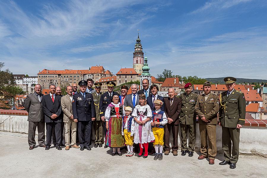 The USA ambassador to the Czech Republic Andrew H. Schapiro and the commander of US forces in Europe, Gen. Frederick B. Hodges in Český Krumlov, 8.5.2015