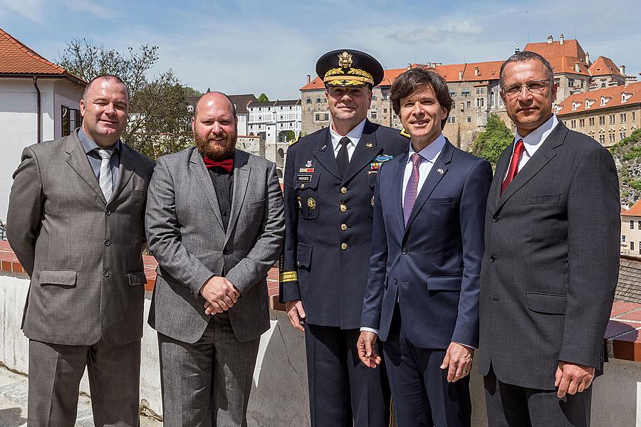 The USA ambassador to the Czech Republic Andrew H. Schapiro and the commander of US forces in Europe, Gen. Frederick B. Hodges in Český Krumlov, 8.5.2015