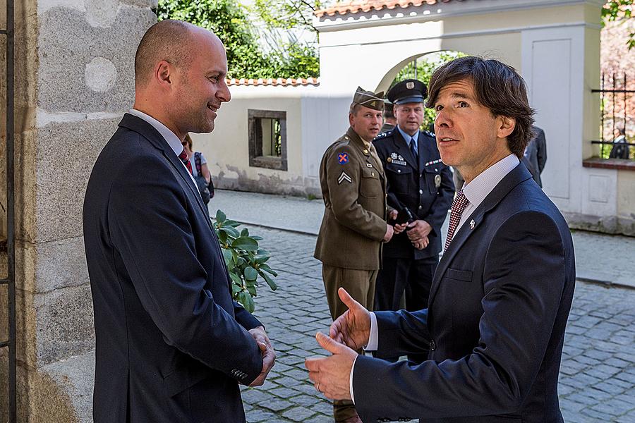 The USA ambassador to the Czech Republic Andrew H. Schapiro and the commander of US forces in Europe, Gen. Frederick B. Hodges in Český Krumlov, 8.5.2015