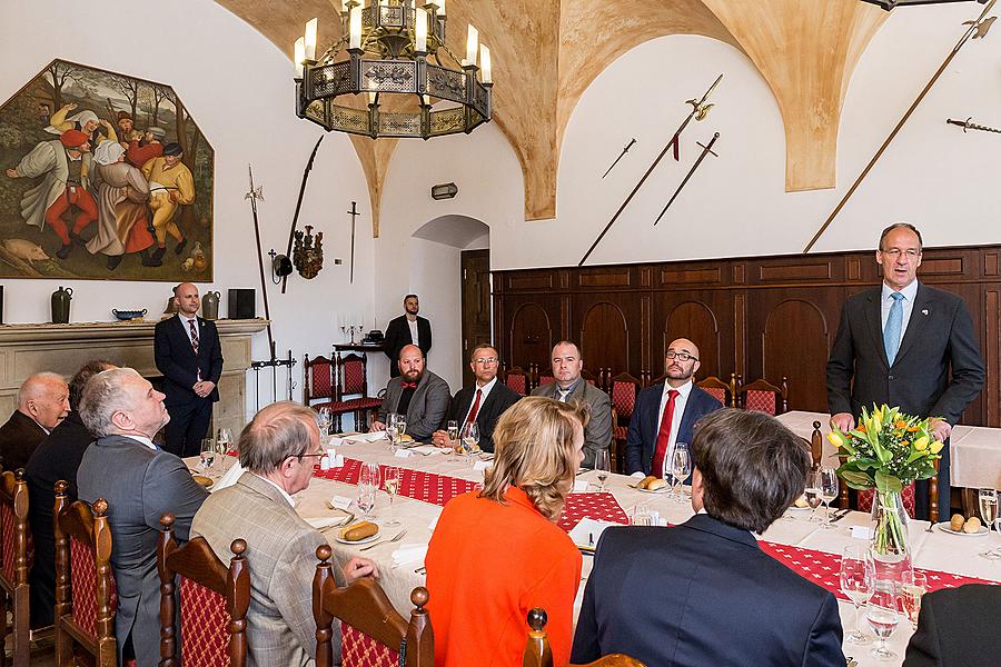 The USA ambassador to the Czech Republic Andrew H. Schapiro and the commander of US forces in Europe, Gen. Frederick B. Hodges in Český Krumlov, 8.5.2015