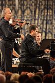 Václav Hudeček (housle), Jan Simon (klavír), Jihočeská komorní filharmonie, Vojtěch Spurný (dirigent), 24.7.2015, Mezinárodní hudební festival Český Krumlov, zdroj: Auviex s.r.o., foto: Libor Sváček