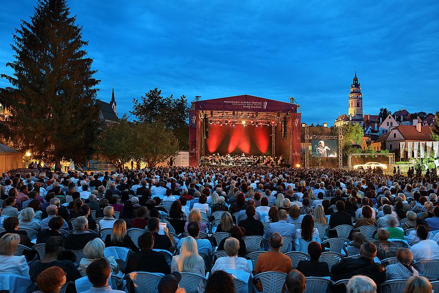 „James Bond Music“ a světové muzikály - Debbie Gravitte, Capathia Jenkins a Hugh Panaro, Severočeská filharmonie Teplice, Michael Krajewski (dirigent), 1.8.2015, Mezinárodní hudební festival Český Krumlov