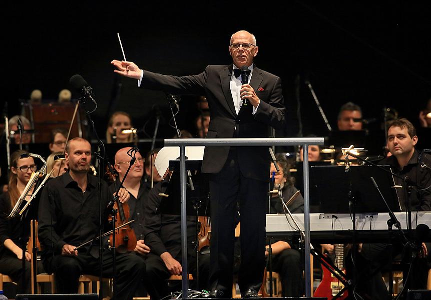 “James Bond Music” and world musicals - Debbie Gravitte, Capathia Jenkins a Hugh Panaro, Michael Krajewshi (conductor), 1.8.2015, International Music Festival Český Krumlov