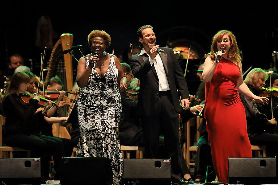 „James Bond Music“ a světové muzikály - Debbie Gravitte, Capathia Jenkins a Hugh Panaro, Severočeská filharmonie Teplice, Michael Krajewski (dirigent), 1.8.2015, Mezinárodní hudební festival Český Krumlov