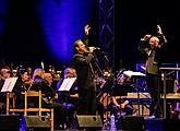 “James Bond Music” and world musicals - Debbie Gravitte, Capathia Jenkins a Hugh Panaro, Michael Krajewshi (conductor), 1.8.2015, International Music Festival Český Krumlov, source: Auviex s.r.o., photo by: Libor Sváček