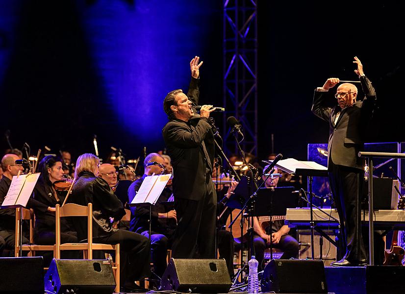 “James Bond Music” and world musicals - Debbie Gravitte, Capathia Jenkins a Hugh Panaro, Michael Krajewshi (conductor), 1.8.2015, International Music Festival Český Krumlov