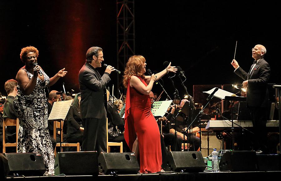 „James Bond Music“ a světové muzikály - Debbie Gravitte, Capathia Jenkins a Hugh Panaro, Severočeská filharmonie Teplice, Michael Krajewski (dirigent), 1.8.2015, Mezinárodní hudební festival Český Krumlov