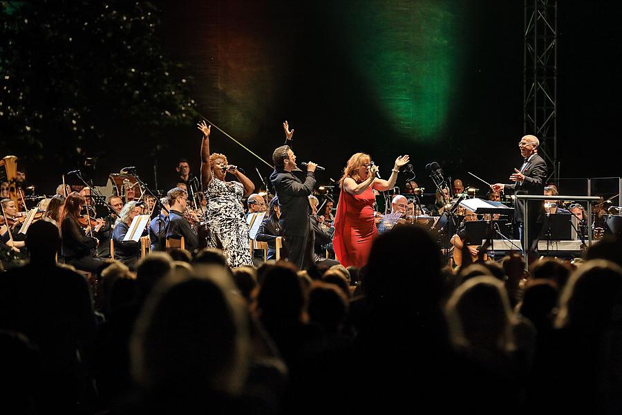 „James Bond Music“ a světové muzikály - Debbie Gravitte, Capathia Jenkins a Hugh Panaro, Severočeská filharmonie Teplice, Michael Krajewski (dirigent), 1.8.2015, Mezinárodní hudební festival Český Krumlov