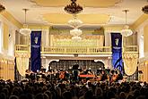 Ji Man Wee (housle), Jan Mráček (housle), Jihočeská komorní filharmonie, Mario Košík (dirigent), 8.8.2015, Mezinárodní hudební festival Český Krumlov, zdroj: Auviex s.r.o., foto: Libor Sváček