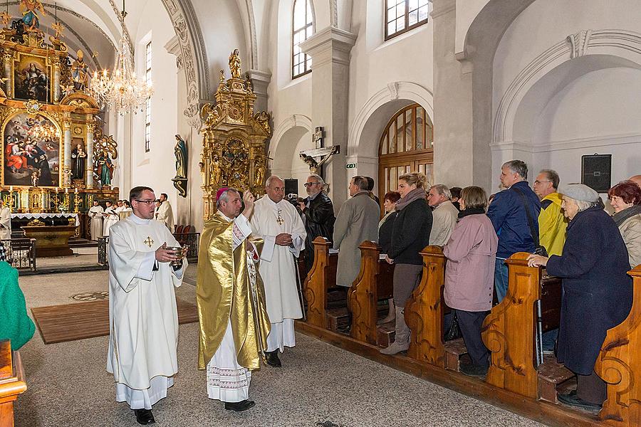 Slavnostní znovuvysvěcení klášterního kostela v Českém Krumlově 8. listopadu 2015