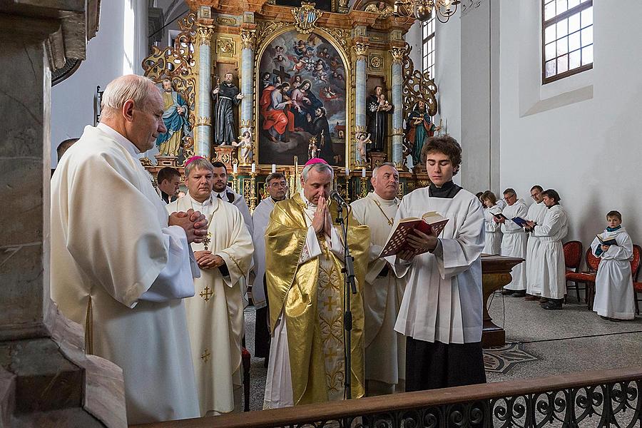 Slavnostní znovuvysvěcení klášterního kostela v Českém Krumlově 8. listopadu 2015