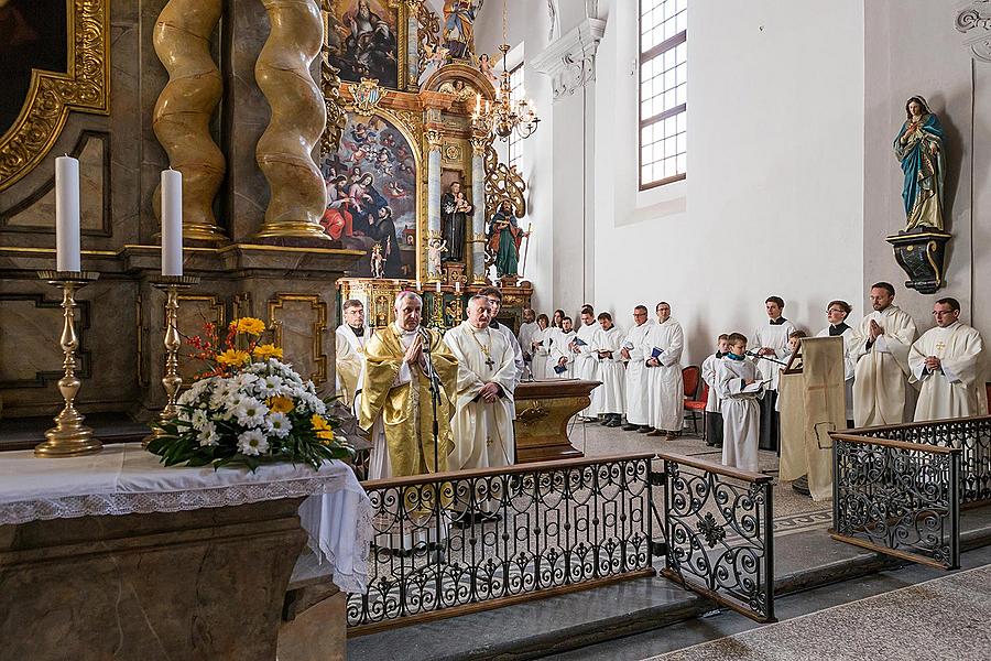 Slavnostní znovuvysvěcení klášterního kostela v Českém Krumlově 8. listopadu 2015