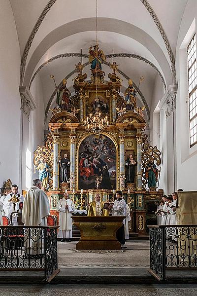 Slavnostní znovuvysvěcení klášterního kostela v Českém Krumlově 8. listopadu 2015
