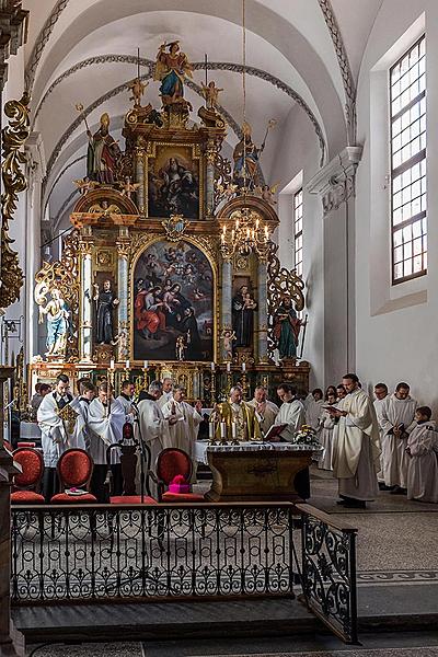 Slavnostní znovuvysvěcení klášterního kostela v Českém Krumlově 8. listopadu 2015