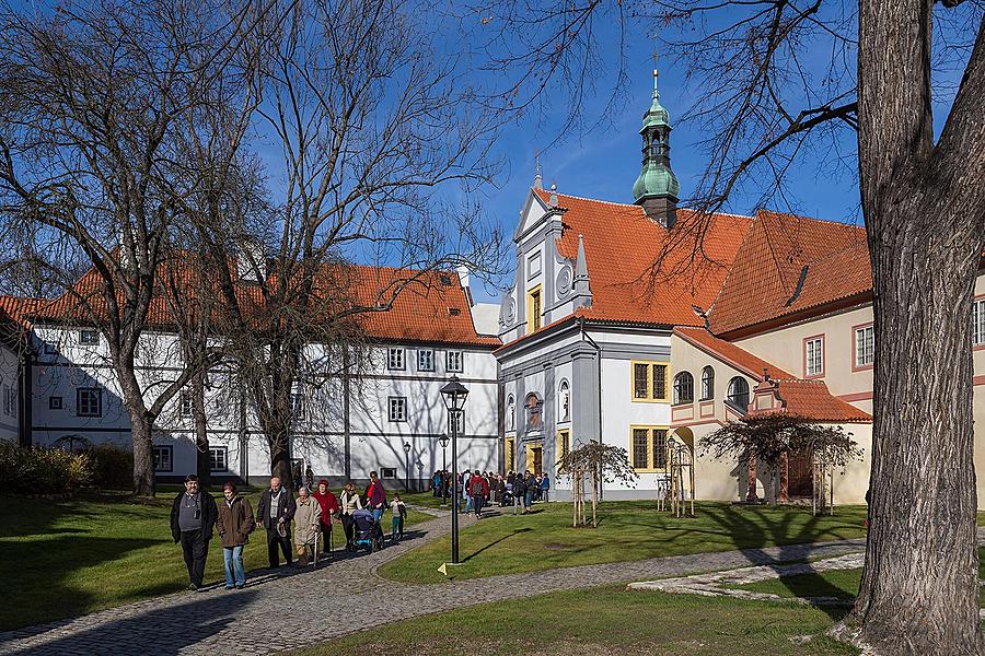 Slavnostní znovuvysvěcení klášterního kostela v Českém Krumlově 8. listopadu 2015