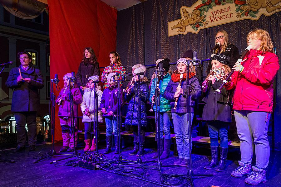 Gemeinsames Singen am Weihnachtsbaum, 3. Adventsonntag 13.12.2015