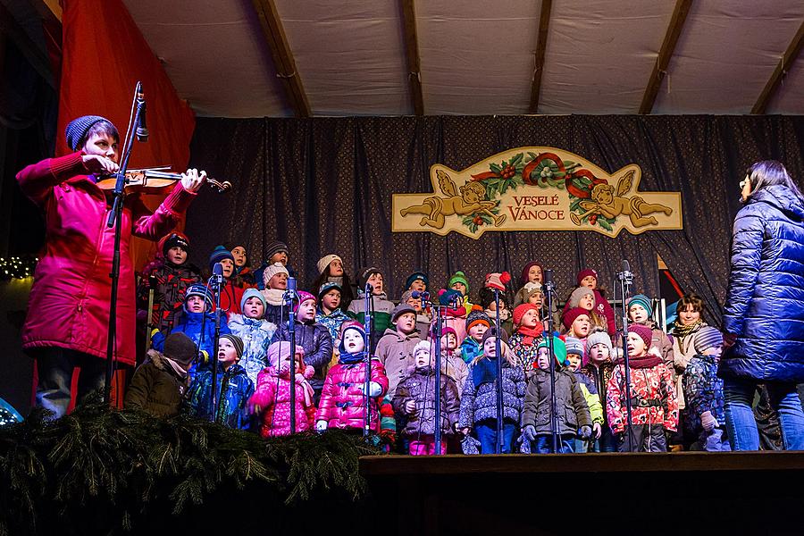 Gemeinsames Singen am Weihnachtsbaum, 3. Adventsonntag 13.12.2015