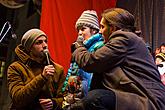 Singing Together at the Christmas Tree, 3rd Advent Sunday 13.12.2015, photo by: Lubor Mrázek