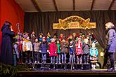 Gemeinsames Singen am Weihnachtsbaum, 3. Adventsonntag 13.12.2015, Foto: Lubor Mrázek