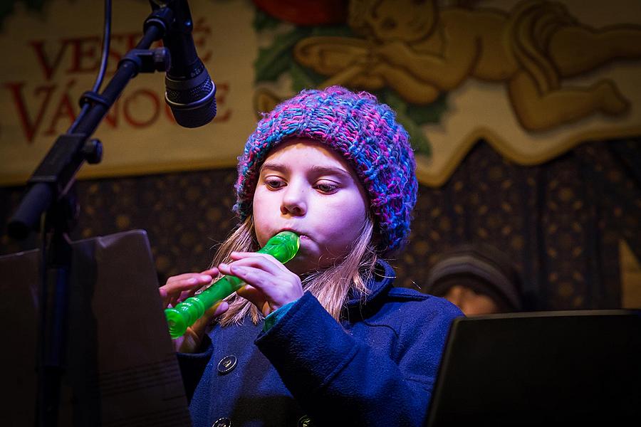 Gemeinsames Singen am Weihnachtsbaum, 3. Adventsonntag 13.12.2015