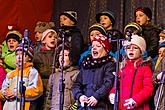 Gemeinsames Singen am Weihnachtsbaum, 3. Adventsonntag 13.12.2015, Foto: Lubor Mrázek