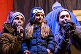 Gemeinsames Singen am Weihnachtsbaum, 3. Adventsonntag 13.12.2015, Foto: Lubor Mrázek