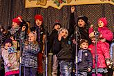 Gemeinsames Singen am Weihnachtsbaum, 3. Adventsonntag 13.12.2015, Foto: Lubor Mrázek