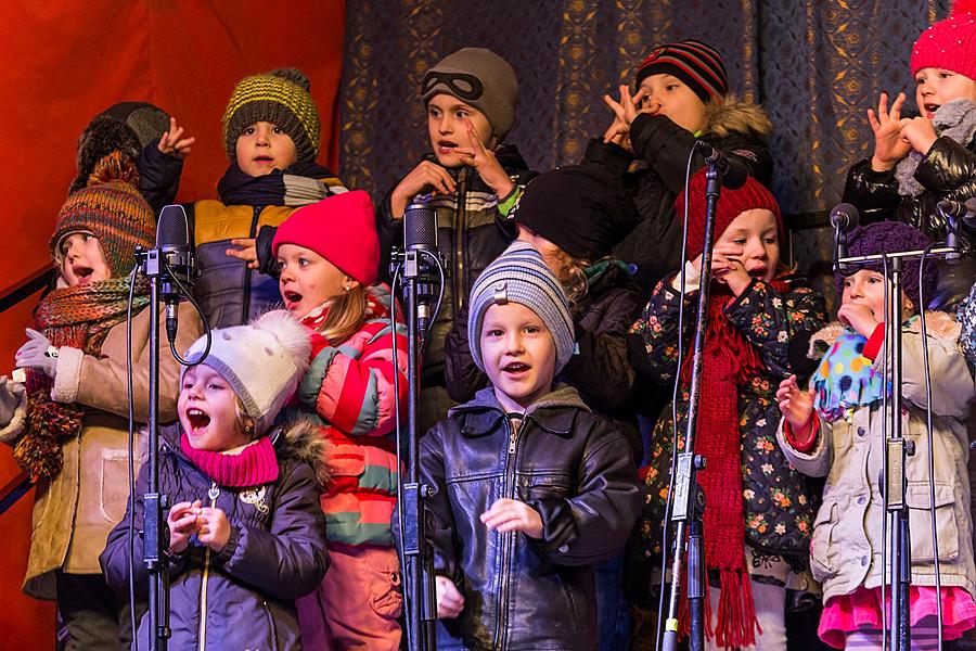 Gemeinsames Singen am Weihnachtsbaum, 3. Adventsonntag 13.12.2015