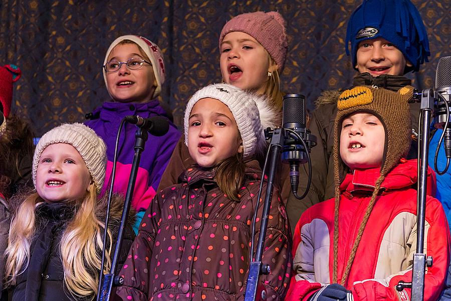 Gemeinsames Singen am Weihnachtsbaum, 3. Adventsonntag 13.12.2015