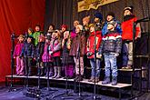 Gemeinsames Singen am Weihnachtsbaum, 3. Adventsonntag 13.12.2015, Foto: Lubor Mrázek