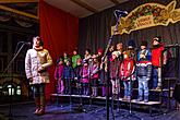 Gemeinsames Singen am Weihnachtsbaum, 3. Adventsonntag 13.12.2015, Foto: Lubor Mrázek