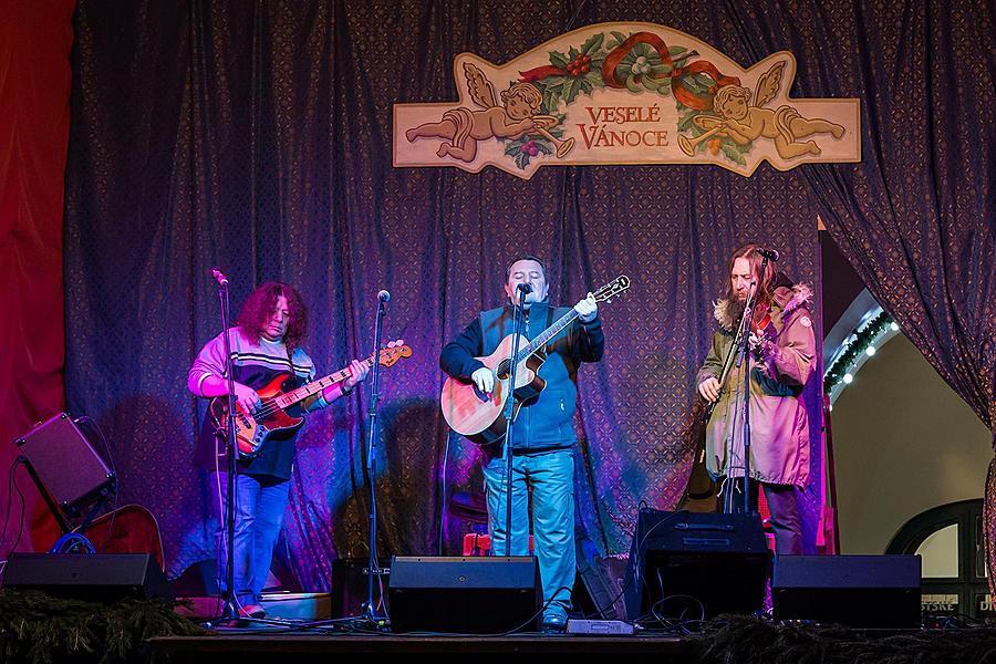 Wir Bringen Ihnen Lieder - Musikgeschenke verteilen die Krumauer Musikanten, die traditionell gemeinsam mit Bürgern aller Nationen Stille Nacht singen 20.12.2015, Advent und Weihnachten in Český Krumlov