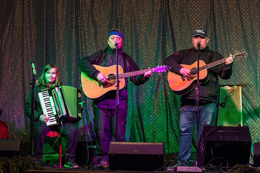 We Bring you Songs - Musical gifts presented by local musicians concluding in the traditional Silent Night sung along by citizens of all nationalities 20.12.2015, Advent and Christmas in Český Krumlov