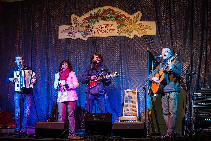 We Bring you Songs - Musical gifts presented by local musicians concluding in the traditional Silent Night sung along by citizens of all nationalities 20.12.2015, Advent and Christmas in Český Krumlov