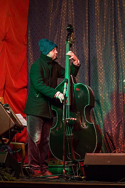 Wir Bringen Ihnen Lieder - Musikgeschenke verteilen die Krumauer Musikanten, die traditionell gemeinsam mit Bürgern aller Nationen Stille Nacht singen 20.12.2015, Advent und Weihnachten in Český Krumlov