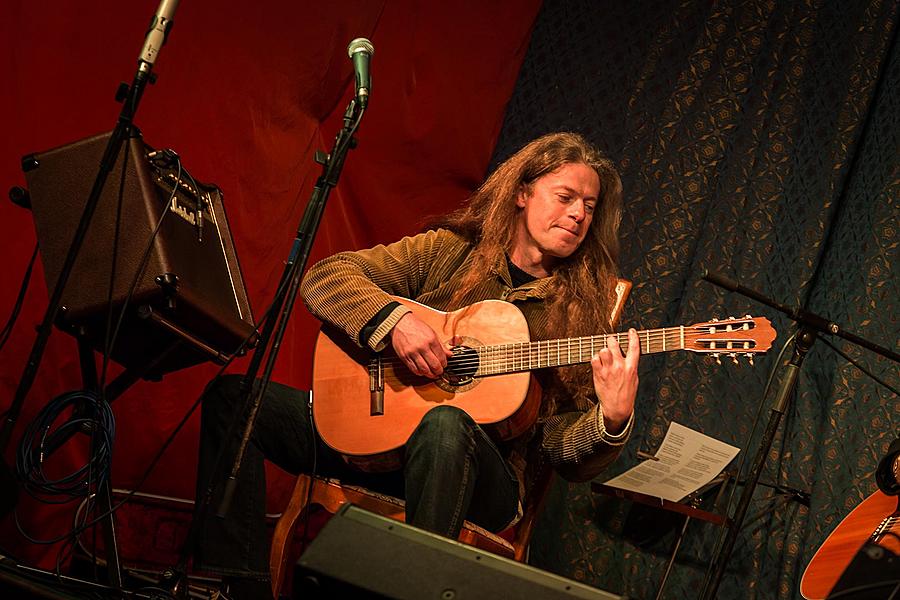 We Bring you Songs - Musical gifts presented by local musicians concluding in the traditional Silent Night sung along by citizens of all nationalities 20.12.2015, Advent and Christmas in Český Krumlov