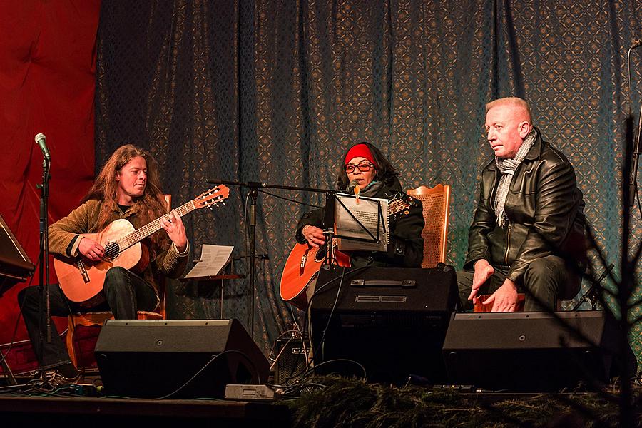 Nesem vám písničky - hudební dárky nadělují krumlovští muzikanti a tradičně zazpívají společně s občany všech národností Tichou noc 20.12.2015, Advent a Vánoce v Českém Krumlově