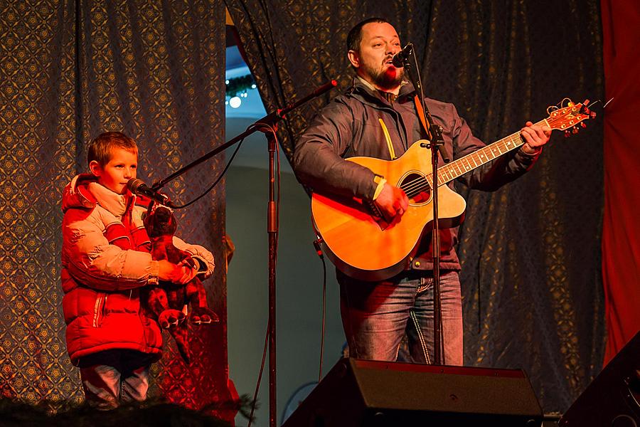 Wir Bringen Ihnen Lieder - Musikgeschenke verteilen die Krumauer Musikanten, die traditionell gemeinsam mit Bürgern aller Nationen Stille Nacht singen 20.12.2015, Advent und Weihnachten in Český Krumlov