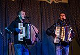 Wir Bringen Ihnen Lieder - Musikgeschenke verteilen die Krumauer Musikanten, die traditionell gemeinsam mit Bürgern aller Nationen Stille Nacht singen 20.12.2015, Advent und Weihnachten in Český Krumlov, Foto: Lubor Mrázek