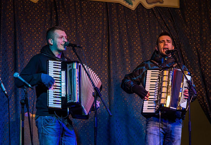 Wir Bringen Ihnen Lieder - Musikgeschenke verteilen die Krumauer Musikanten, die traditionell gemeinsam mit Bürgern aller Nationen Stille Nacht singen 20.12.2015, Advent und Weihnachten in Český Krumlov