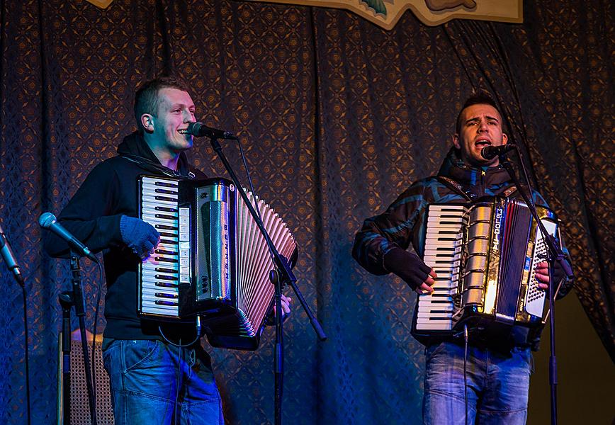 Nesem vám písničky - hudební dárky nadělují krumlovští muzikanti a tradičně zazpívají společně s občany všech národností Tichou noc 20.12.2015, Advent a Vánoce v Českém Krumlově