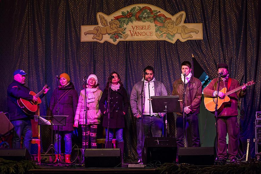 Wir Bringen Ihnen Lieder - Musikgeschenke verteilen die Krumauer Musikanten, die traditionell gemeinsam mit Bürgern aller Nationen Stille Nacht singen 20.12.2015, Advent und Weihnachten in Český Krumlov